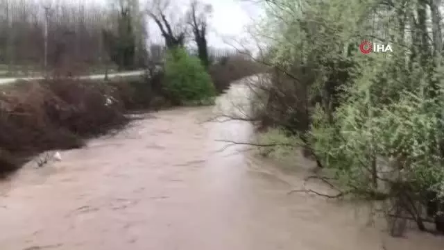 Bir dere yağışlardan taşma noktasına geldi diğeri ise atılan çöplerden taştı Bir dere yağışlardan taşma noktasına geldi diğeri ise atılan çöplerden taştı