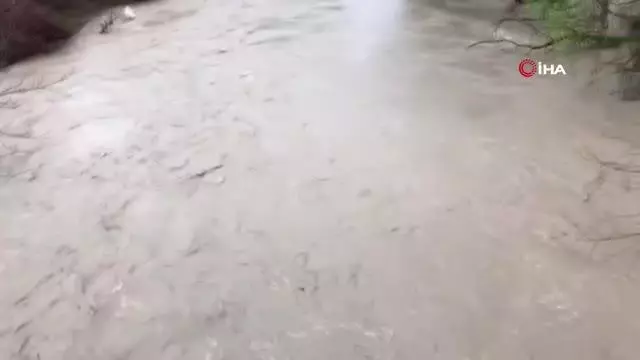 Bir dere yağışlardan taşma noktasına geldi diğeri ise atılan çöplerden taştı Bir dere yağışlardan taşma noktasına geldi diğeri ise atılan çöplerden taştı