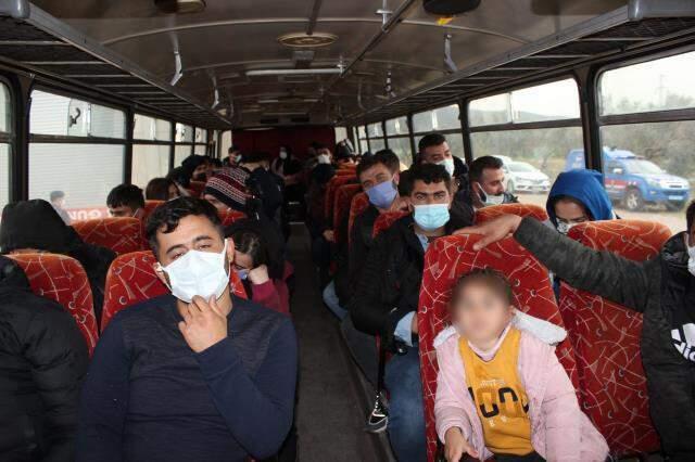 Bisküvi taşıyan konteynerlerin içinde aralarında çocukların da bulunduğu çok sayıda göçmen yakalandı Bisküvi taşıyan konteynerlerin içinde aralarında çocukların da bulunduğu çok sayıda göçmen yakalandı