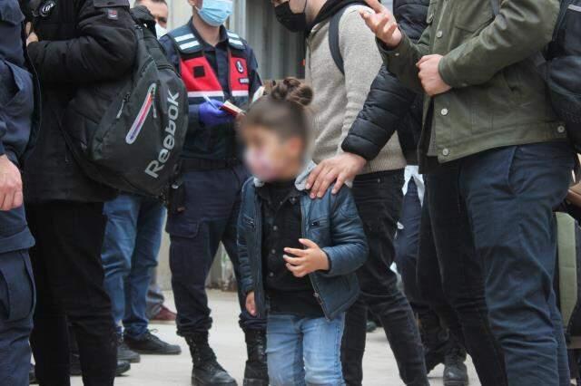 Bisküvi taşıyan konteynerlerin içinde aralarında çocukların da bulunduğu çok sayıda göçmen yakalandı Bisküvi taşıyan konteynerlerin içinde aralarında çocukların da bulunduğu çok sayıda göçmen yakalandı