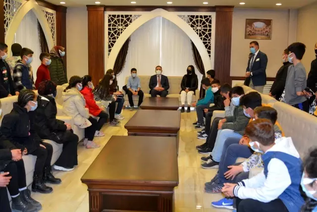 Vanlı öğrenciler 'Biz Anadoluyuz Projesi' kapsamında Hakkari'ye geldi Vanlı öğrenciler 'Biz Anadoluyuz Projesi' kapsamında Hakkari'ye geldi