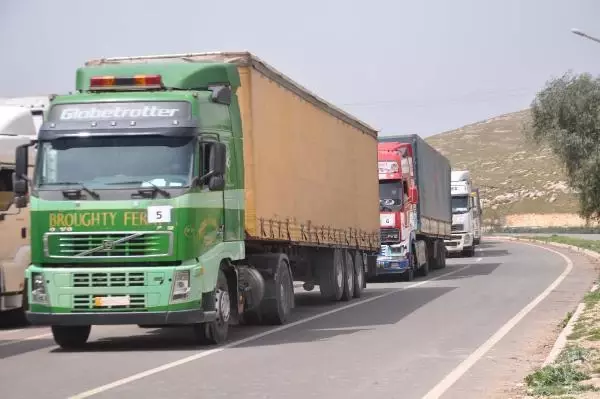BM'den İdlib'e 82 TIR ile insani yardım BM'den İdlib'e 82 TIR ile insani yardım