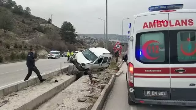 Son dakika haberi | Burdur'da kaza; aydınlatma direğine çarptı, 1'i bebek 3 yaralı Son dakika haberi | Burdur'da kaza; aydınlatma direğine çarptı, 1'i bebek 3 yaralı