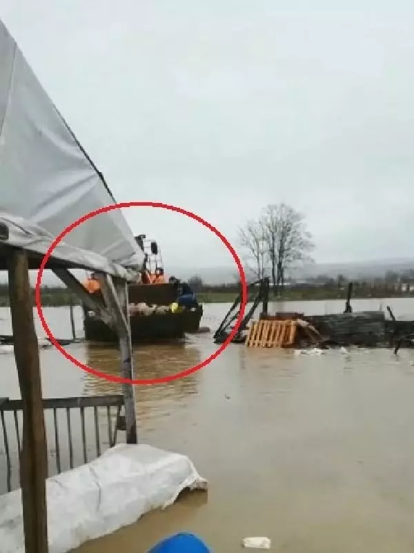 Bursa'da çiftliği su bastı, kuzular iş makinesiyle kurtarıldı Bursa'da çiftliği su bastı, kuzular iş makinesiyle kurtarıldı