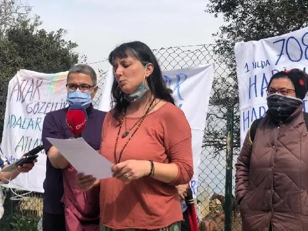 Büyükada'da İSPARK ahırlarındaki atların özgür bırakılması için eylem yapıldı Büyükada'da İSPARK ahırlarındaki atların özgür bırakılması için eylem yapıldı