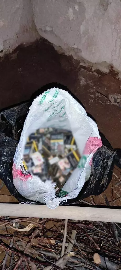 Çaldıkları sigara paketlerini toprağa gömdüler Çaldıkları sigara paketlerini toprağa gömdüler