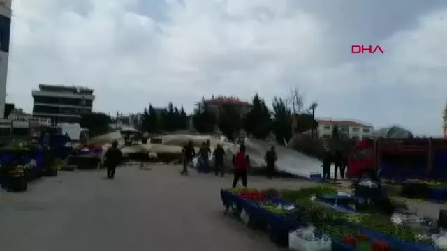 ÇATI, PAZAR YERİNİN ÜZERİNE UÇTU ÇATI, PAZAR YERİNİN ÜZERİNE UÇTU