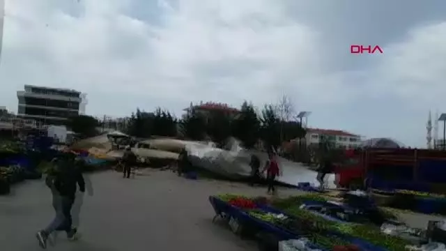 ÇATI, PAZAR YERİNİN ÜZERİNE UÇTU ÇATI, PAZAR YERİNİN ÜZERİNE UÇTU
