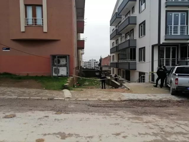 Çatıda babasına yardım etmek isterken düşerek ağır yaralandı Çatıda babasına yardım etmek isterken düşerek ağır yaralandı