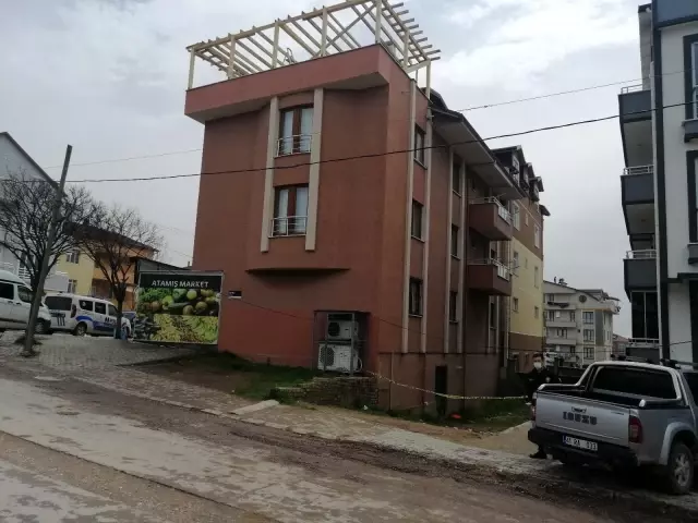 Çatıda babasına yardım etmek isterken düşerek ağır yaralandı Çatıda babasına yardım etmek isterken düşerek ağır yaralandı
