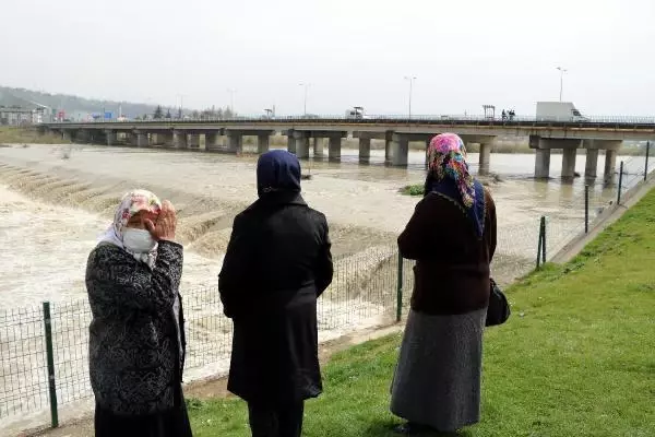 ZONGULDAK ÇAYCUMA'DAKİ KÖPRÜ FACİASINDA ÖLENLER DUALARLA ANILDI ZONGULDAK ÇAYCUMA'DAKİ KÖPRÜ FACİASINDA ÖLENLER DUALARLA ANILDI