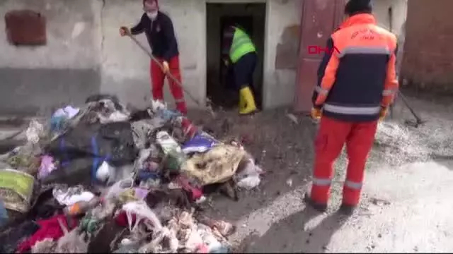 EVDEN 4 KAMYON ÇÖP ÇIKTI, FARELERİ GÖREN EKİPLER KORKUP KAÇTI EVDEN 4 KAMYON ÇÖP ÇIKTI, FARELERİ GÖREN EKİPLER KORKUP KAÇTI