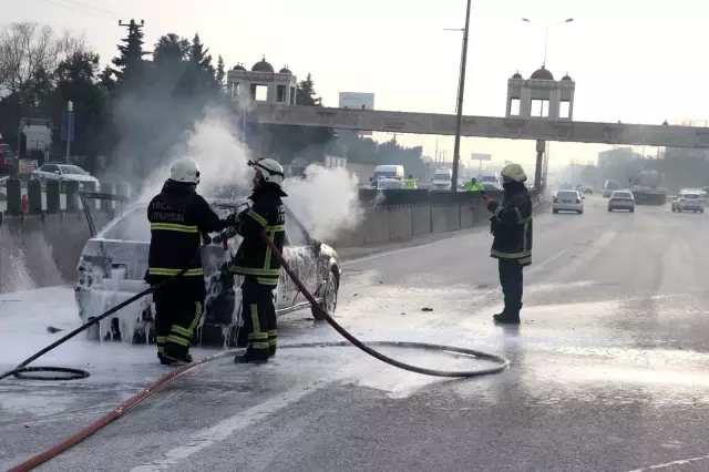 D100'de alev alev yanan otomobil küle döndü D100'de alev alev yanan otomobil küle döndü