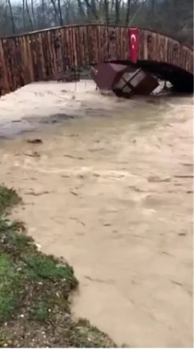 Dere kenarındaki kahvaltı salonlarını sel böyle vurdu Dere kenarındaki kahvaltı salonlarını sel böyle vurdu