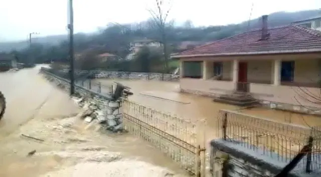 Dereler taştı, köy sular altında kaldı Dereler taştı, köy sular altında kaldı