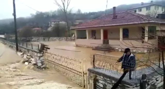 Dereler taştı, köy sular altında kaldı Dereler taştı, köy sular altında kaldı