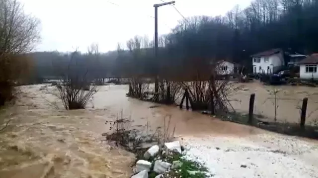 Dereler taştı, köy sular altında kaldı Dereler taştı, köy sular altında kaldı