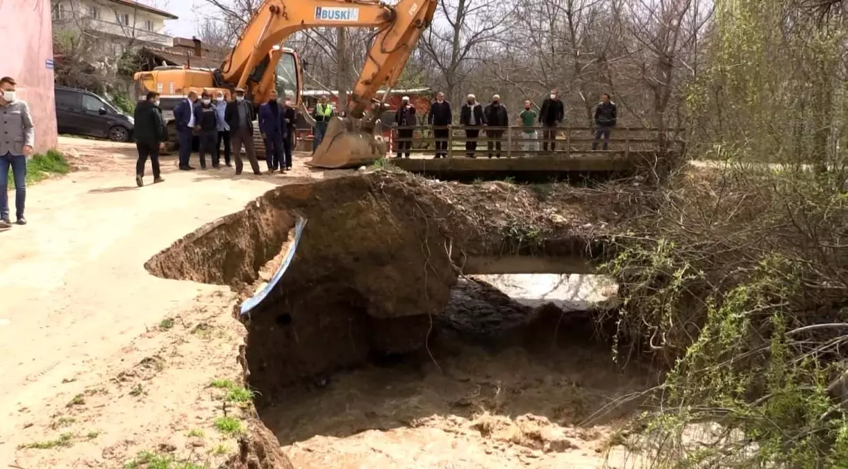 Dereler taştı, yollarda göçükler meydana geldi