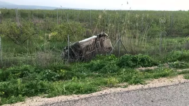 Devrilen otomobildeki 2 kişi yaralandı Devrilen otomobildeki 2 kişi yaralandı