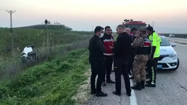 Devrilen otomobildeki 2 kişi yaralandı Devrilen otomobildeki 2 kişi yaralandı