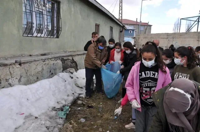 Diyadin'de çöp toplama etkinliği düzenlendi Diyadin'de çöp toplama etkinliği düzenlendi