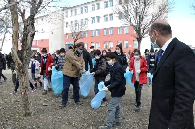 Diyadin'de çöp toplama etkinliği düzenlendi Diyadin'de çöp toplama etkinliği düzenlendi