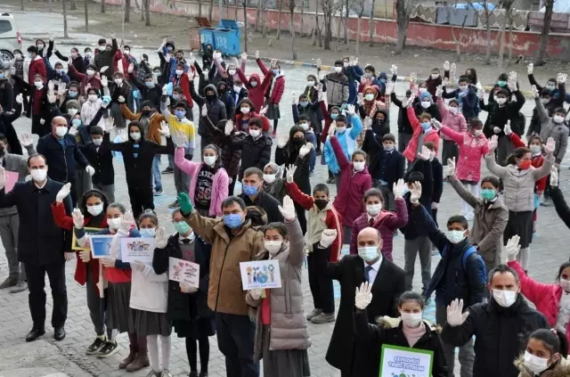 Diyadin'de çöp toplama etkinliği düzenlendi Diyadin'de çöp toplama etkinliği düzenlendi