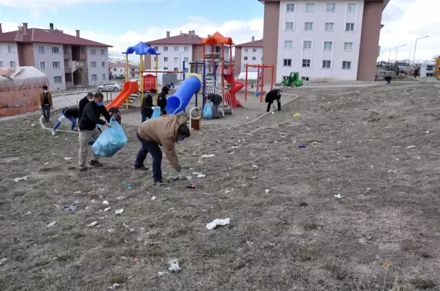Diyadin'de çöp toplama etkinliği düzenlendi Diyadin'de çöp toplama etkinliği düzenlendi
