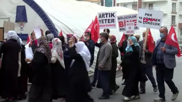 DİYARBAKIR HDP ÖNÜNDEKİ EYLEMDE 582'NCİ GÜN; AİLE SAYISI 222 OLDU DİYARBAKIR HDP ÖNÜNDEKİ EYLEMDE 582'NCİ GÜN; AİLE SAYISI 222 OLDU