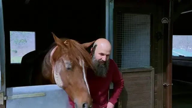 'Dizi ve filmlerin aranan atlısı' Janbi Ceylan ile atı 'Kazbek'in iletişimi görenleri şaşırtıyor 'Dizi ve filmlerin aranan atlısı' Janbi Ceylan ile atı 'Kazbek'in iletişimi görenleri şaşırtıyor