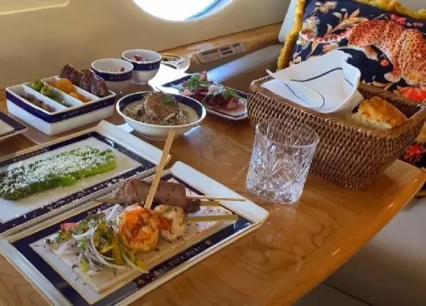 Dubai'de gökyüzünde iftar açmanın bedeli 18 bin dolar Dubai'de gökyüzünde iftar açmanın bedeli 18 bin dolar