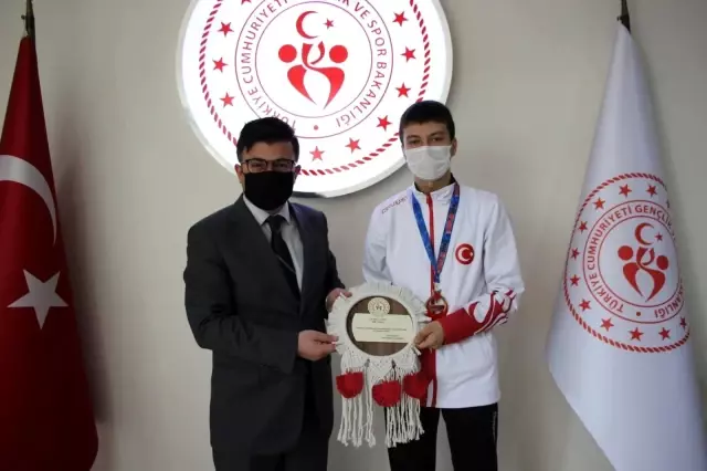 Dünya Şampiyonu'ndan il müdürüne ziyaret Dünya Şampiyonu'ndan il müdürüne ziyaret