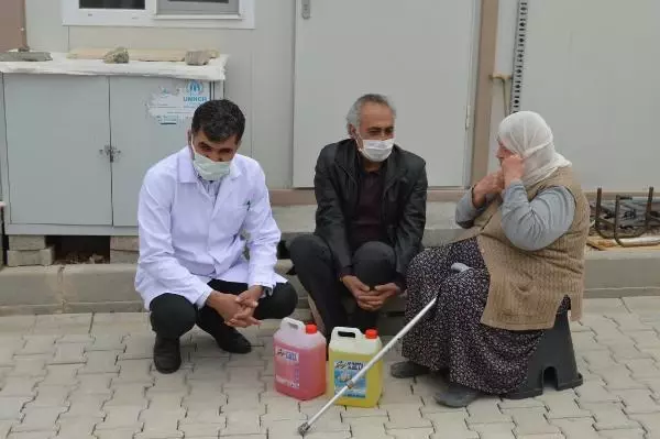 ELAZIĞ'DA DEPREMZEDELERE TEMİZLİK KOLİSİ ELAZIĞ'DA DEPREMZEDELERE TEMİZLİK KOLİSİ