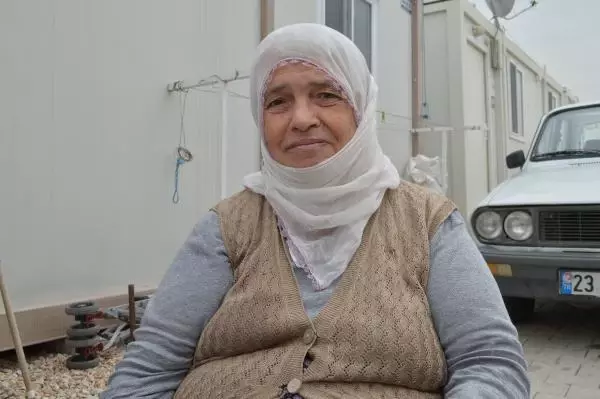 ELAZIĞ'DA DEPREMZEDELERE TEMİZLİK KOLİSİ ELAZIĞ'DA DEPREMZEDELERE TEMİZLİK KOLİSİ