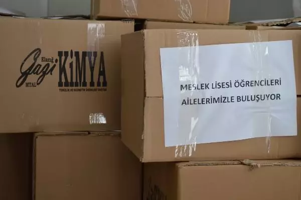 ELAZIĞ'DA DEPREMZEDELERE TEMİZLİK KOLİSİ ELAZIĞ'DA DEPREMZEDELERE TEMİZLİK KOLİSİ