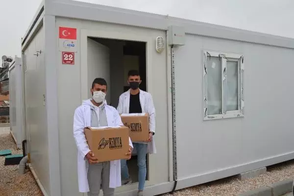 ELAZIĞ'DA DEPREMZEDELERE TEMİZLİK KOLİSİ ELAZIĞ'DA DEPREMZEDELERE TEMİZLİK KOLİSİ