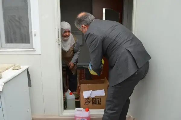 ELAZIĞ'DA DEPREMZEDELERE TEMİZLİK KOLİSİ ELAZIĞ'DA DEPREMZEDELERE TEMİZLİK KOLİSİ