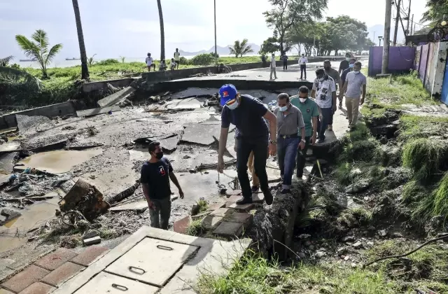 Son dakika haberi: Endonezya'daki sel ve heyelan felaketinde can kaybı 117'ye yükseldi Son dakika haberi: Endonezya'daki sel ve heyelan felaketinde can kaybı 117'ye yükseldi