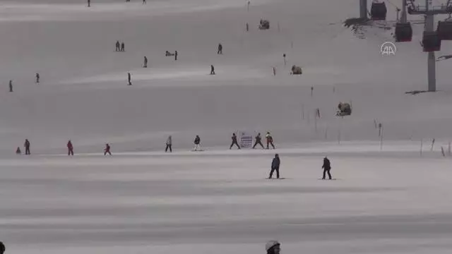 Erciyes'te AA'nın kuruluş yıl dönümünü kutladılar Erciyes'te AA'nın kuruluş yıl dönümünü kutladılar