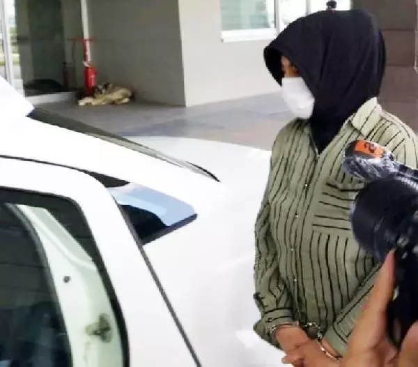 Eşini zehirleyerek öldürdüğü iddiasıyla tutuklu yargılanan kadına müebbet Eşini zehirleyerek öldürdüğü iddiasıyla tutuklu yargılanan kadına müebbet