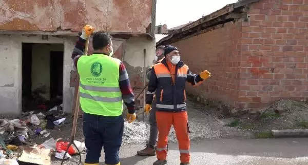 EVDEN 4 KAMYON ÇÖP ÇIKTI, FARELERİ GÖREN EKİPLER KORKUP KAÇTI EVDEN 4 KAMYON ÇÖP ÇIKTI, FARELERİ GÖREN EKİPLER KORKUP KAÇTI