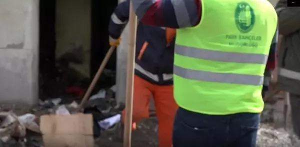 EVDEN 4 KAMYON ÇÖP ÇIKTI, FARELERİ GÖREN EKİPLER KORKUP KAÇTI EVDEN 4 KAMYON ÇÖP ÇIKTI, FARELERİ GÖREN EKİPLER KORKUP KAÇTI