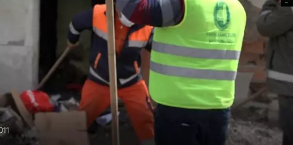 EVDEN 4 KAMYON ÇÖP ÇIKTI, FARELERİ GÖREN EKİPLER KORKUP KAÇTI EVDEN 4 KAMYON ÇÖP ÇIKTI, FARELERİ GÖREN EKİPLER KORKUP KAÇTI