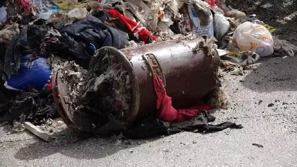 EVDEN 4 KAMYON ÇÖP ÇIKTI, FARELERİ GÖREN EKİPLER KORKUP KAÇTI EVDEN 4 KAMYON ÇÖP ÇIKTI, FARELERİ GÖREN EKİPLER KORKUP KAÇTI