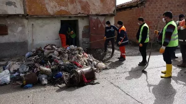 EVDEN 4 KAMYON ÇÖP ÇIKTI, FARELERİ GÖREN EKİPLER KORKUP KAÇTI EVDEN 4 KAMYON ÇÖP ÇIKTI, FARELERİ GÖREN EKİPLER KORKUP KAÇTI
