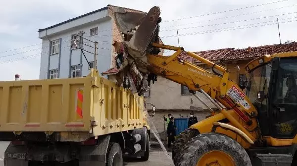 EVDEN 4 KAMYON ÇÖP ÇIKTI, FARELERİ GÖREN EKİPLER KORKUP KAÇTI EVDEN 4 KAMYON ÇÖP ÇIKTI, FARELERİ GÖREN EKİPLER KORKUP KAÇTI