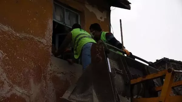 EVDEN 4 KAMYON ÇÖP ÇIKTI, FARELERİ GÖREN EKİPLER KORKUP KAÇTI EVDEN 4 KAMYON ÇÖP ÇIKTI, FARELERİ GÖREN EKİPLER KORKUP KAÇTI