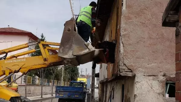 EVDEN 4 KAMYON ÇÖP ÇIKTI, FARELERİ GÖREN EKİPLER KORKUP KAÇTI EVDEN 4 KAMYON ÇÖP ÇIKTI, FARELERİ GÖREN EKİPLER KORKUP KAÇTI