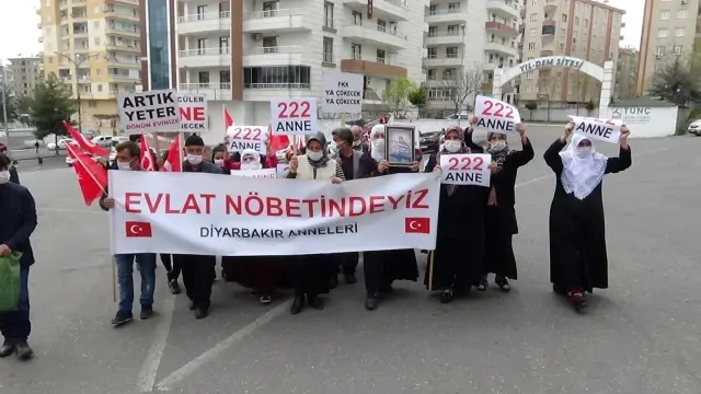 Son dakika haberi! Evladını terörün elinden kurtarmak isteyen bir aile daha HDP önündeki nöbete katıldı Son dakika haberi! Evladını terörün elinden kurtarmak isteyen bir aile daha HDP önündeki nöbete katıldı