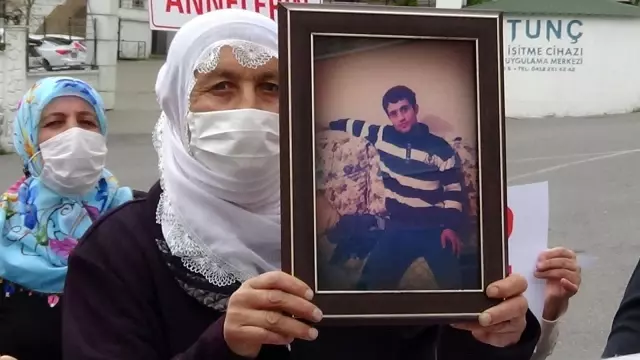 Son dakika haberi! Evladını terörün elinden kurtarmak isteyen bir aile daha HDP önündeki nöbete katıldı Son dakika haberi! Evladını terörün elinden kurtarmak isteyen bir aile daha HDP önündeki nöbete katıldı